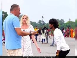 इंडिया गेट के सामने रशियन टूरिस्ट के पीछे पड़ा लड़का, आगे पीछे दीवानों की तरह डांस करता आया नजर, भड़के लोग इंडिया गेट के सामने रशियन टूरिस्ट के पीछे पड़ा लड़का, आगे पीछे दीवानों की तरह डांस करता आया नजर, भड़के लोग