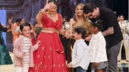 मम्मी की रैम्प वॉक देखने के लिए फैशन शो में पहुंचे नन्हे बच्चे, एक बार नहीं बार-बार देखेंगे इस मशहूर एक्ट्रेस का वीडियो