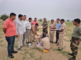 दीपावली से पहले राजस्थान में भारत-पाक बॉर्डर के पास 16 करोड़ की हेरोइन जब्त, जांच में जुटे जवान दीपावली से पहले राजस्थान में भारत-पाक बॉर्डर के पास 16 करोड़ की हेरोइन जब्त, जांच में जुटे जवान