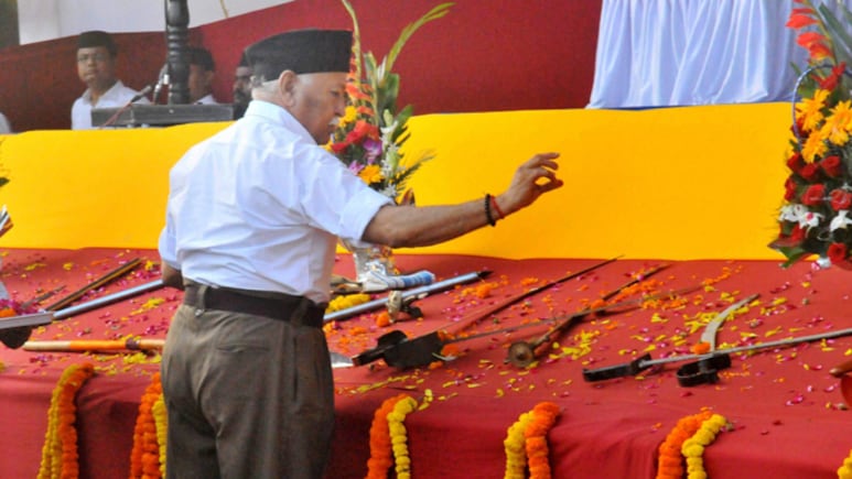 RSS का विजयादशमी उत्सवः भागवत ने की शस्त्र पूजा, जानें दशहरे पर हथियार क्यों पूजता है संघ
