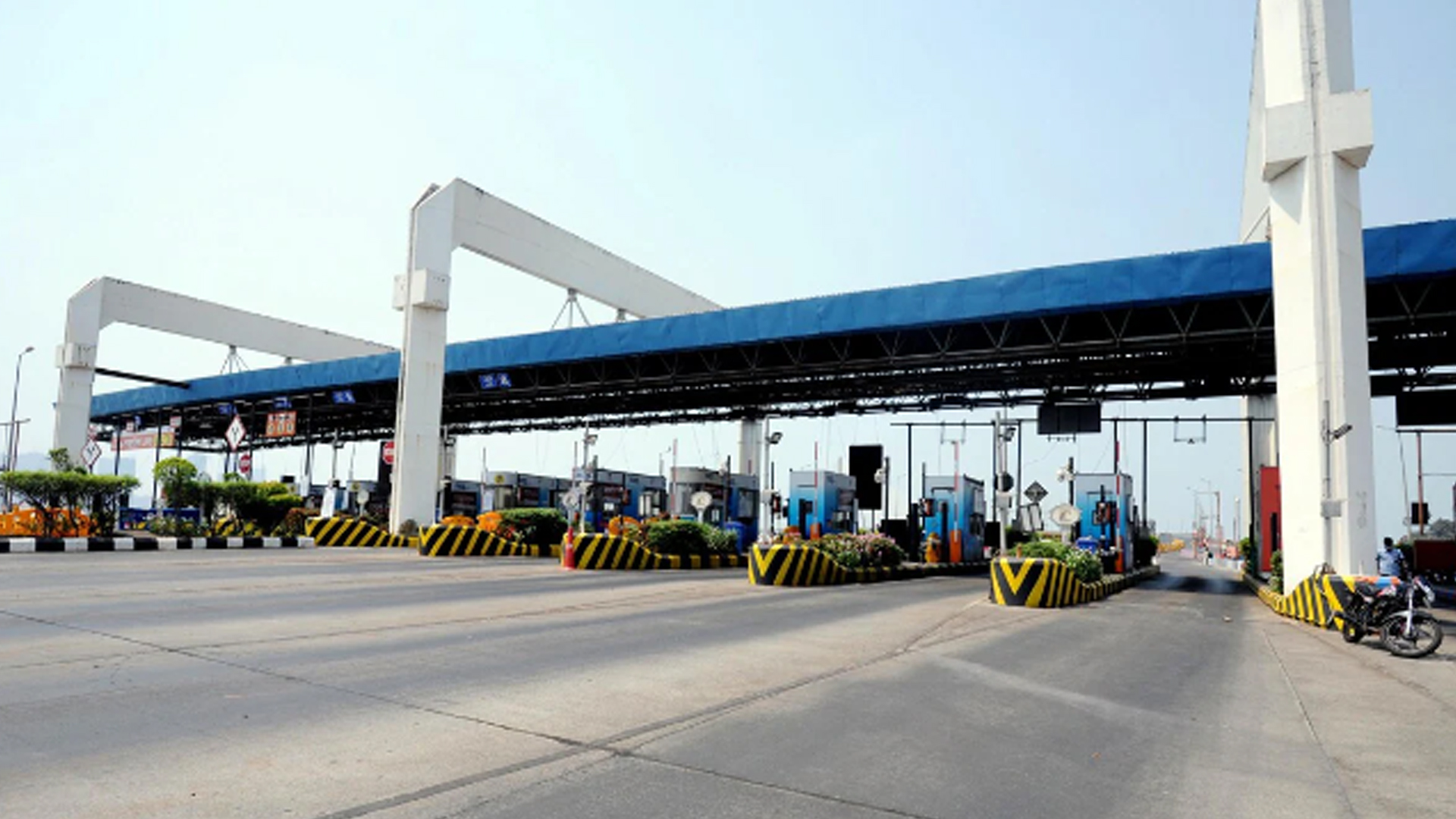 Cars Entering Mumbai Get Toll Waiver: 5 Major Routes Now Free, How Much You Save