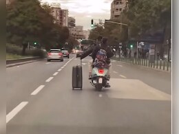 स्कूटी के स्पीड में सड़क पर सरपट दौड़ती दिखा लगेज बैग, लोगों ने खूब लिए मजे, बोले- उबर बहुत महंगा है