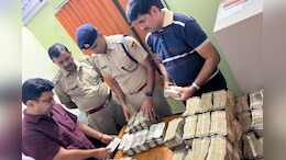 Rajasthan: दौसा में नोटों की गड्डियों से भर गई इंस्पेक्टर की टेबल, आयकर विभाग की टीम पहुंची