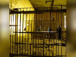 रामलीला के चलते जेल से रफूचक्कर हुए कैदी, सीढ़ियों को कपड़ों से जोड़ ऐसे बनाया भागने का रास्ता रामलीला के चलते जेल से रफूचक्कर हुए कैदी, सीढ़ियों को कपड़ों से जोड़ ऐसे बनाया भागने का रास्ता