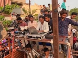 टैम्पो पर बैठे डीजे वाले बाबू की धुन पर नाच-नाचकर जनता हुई बेकाबू, वायरल वीडियो को देख DJ Snake ने बजा दी खतरे की घंटी टैम्पो पर बैठे डीजे वाले बाबू की धुन पर नाच-नाचकर जनता हुई बेकाबू, वायरल वीडियो को देख DJ Snake ने बजा दी खतरे की घंटी