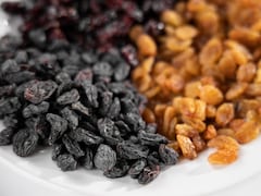 भिगोकर या सूखी किशमिश को कैसे खाना चाहिए? किशमिश की तासीर?