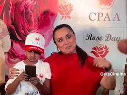 फैंस के साथ फोटो खिंचवा रही थीं रानी मुखर्जी, तभी अचानक एक बच्चे ने सेल्फी खिंचवाने के लिए रखा कंधे पर हाथ, सामने आया वीडियो तो.. फैंस के साथ फोटो खिंचवा रही थीं रानी मुखर्जी, तभी अचानक एक बच्चे ने सेल्फी खिंचवाने के लिए रखा कंधे पर हाथ, सामने आया वीडियो तो..