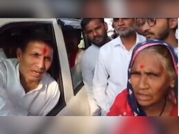 MP News: बुधनी में पटवारी से लिपट कर बोलीं बुजुर्ग महिला, शिवराज ने तो नहीं सुनी, "बेटा, मेरे परिवार को बचा लो" MP News: बुधनी में पटवारी से लिपट कर बोलीं बुजुर्ग महिला, शिवराज ने तो नहीं सुनी, "बेटा, मेरे परिवार को बचा लो"