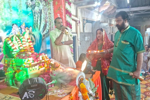 मां लक्ष्मी की पूजा करते हुए मां लक्ष्मी की पूजा करते हुए