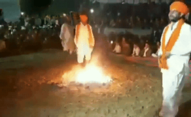 Viral Video: धधकते अंगारों पर नंगे पैरों से नृत्य, वायरल वीडियो देख दांतो तले दबा लेंगे उंगली