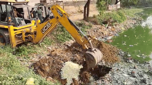 दिपावली से पहले 500 किलो मिलावटी रसगुल्ले जब्त, अधिकारियों ने JCB से गड्ढा खोदकर मिट्टी में दफनाया
