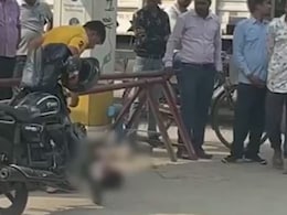 तमाशबीन बने रहे लोग और प्रेमिका को पीटता रहा लड़का, गाजियाबाद का ये वीडियो हो रहा वायरल तमाशबीन बने रहे लोग और प्रेमिका को पीटता रहा लड़का, गाजियाबाद का ये वीडियो हो रहा वायरल