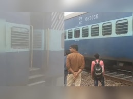 मध्य प्रदेश: छतरपुर में ट्रेन के बोगी में लगी आग, मची अफरातफरी मध्य प्रदेश: छतरपुर में ट्रेन के बोगी में लगी आग, मची अफरातफरी