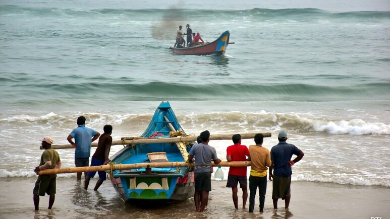 Cyclone Dana: 200 ट्रेनें रद्द-स्‍कूलें बंद, भारी बारिश और 120KM की रफ्तार से चलेगी हवा, बढ़ी बंगाल और ओडिशा की टेंशन