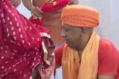 Uttar Pradesh CM Yogi Adityanath ने शारदीय नवरात्रि की महाअष्टमी के दिन कन्या पूजन किया Uttar Pradesh CM Yogi Adityanath ने शारदीय नवरात्रि की महाअष्टमी के दिन कन्या पूजन किया