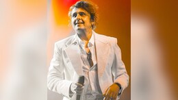 Crazy Viral: Sonu Nigam Continues Singing Despite Aggressive Fan Charging At Him Mid-Performance; Fans Laud Him