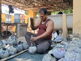 Diwali Special: राजाओं के जमाने से बन रहे बूंदी में मिट्टी के अनार, कई राज्यों से आ रही डिमांड