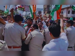 बीना MLA के खिलाफ कांग्रेस ने खोला मोर्चा, विधायक कार्यालय में झंडा लगाने निकले कार्यकर्ताओं की पुलिस से झड़प