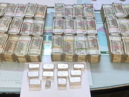 नाकांबंदी कर जयपुर से आ रही बसों की हुई तलाशी, 99 लाख नगदी-5 किलो चांदी के साथ 3 आरोपी गिरफ्तार नाकांबंदी कर जयपुर से आ रही बसों की हुई तलाशी, 99 लाख नगदी-5 किलो चांदी के साथ 3 आरोपी गिरफ्तार