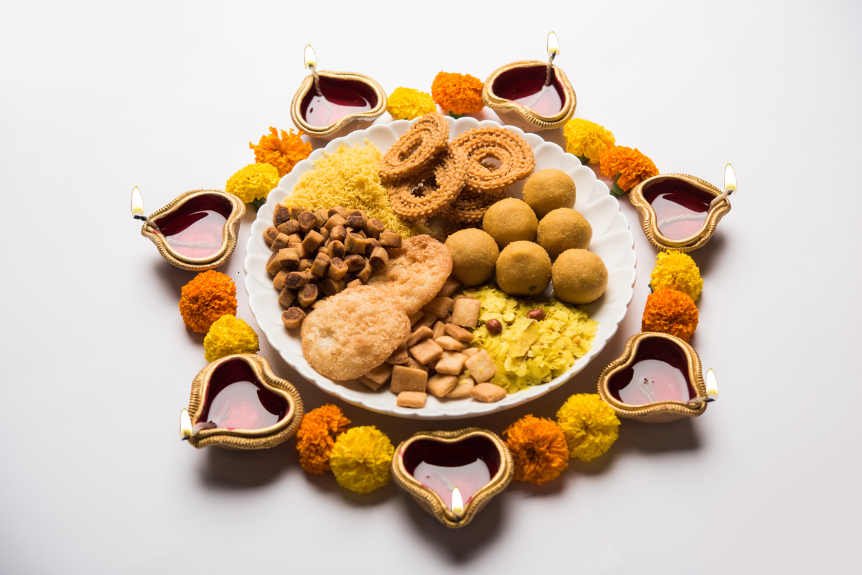 Diwali Snacks Recipes: दीवाली के मौके पर घर आए गेस्ट को स्नैक्स में बनाकर खिलाएं ये टेस्टी और क्विक व्यंजन