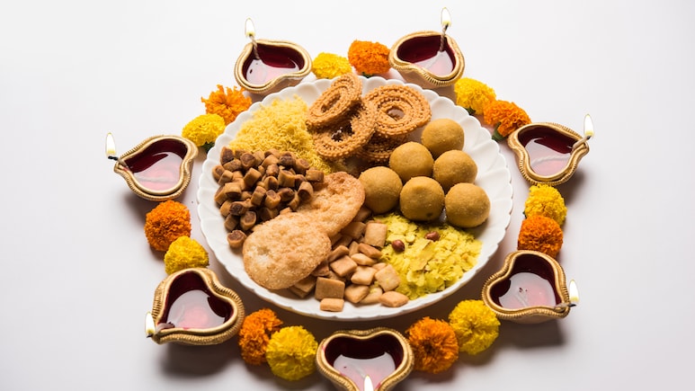 Diwali Snacks Recipes: दीवाली के मौके पर घर आए गेस्ट को स्नैक्स में बनाकर खिलाएं ये टेस्टी और क्विक व्यंजन