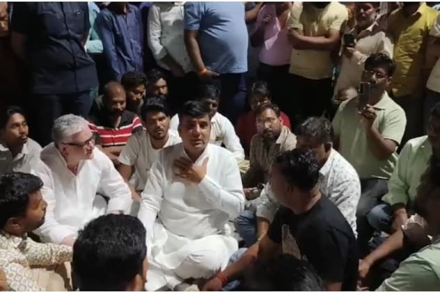 फतेहपुर ट्रॉमा सेंटर के बाहर धरने पर बैठे मृतक के परिजन और ग्रामीण. फतेहपुर ट्रॉमा सेंटर के बाहर धरने पर बैठे मृतक के परिजन और ग्रामीण.