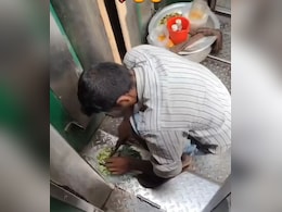 चलती ट्रेन में बाथरूम के पास बैठकर फर्श पर प्याज काटता नजर आया चना जोर गरम वाला, वीडियो देख लोगों को आई उल्टी चलती ट्रेन में बाथरूम के पास बैठकर फर्श पर प्याज काटता नजर आया चना जोर गरम वाला, वीडियो देख लोगों को आई उल्टी