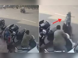 लाखों के गहने लेकर स्कूटी पर बैठा था शख्स, अचानक सलवार-सूट पहने फुर्ती से आया चोर, झपट्टा मारकर छीन ले गया बैग लाखों के गहने लेकर स्कूटी पर बैठा था शख्स, अचानक सलवार-सूट पहने फुर्ती से आया चोर, झपट्टा मारकर छीन ले गया बैग