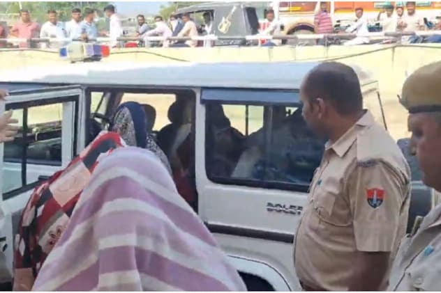 स्पा सेंटर में पकड़ी गईं युवतियों को गाड़ी में बैठाकर थाने ले जाते पुलिसकर्मी.
