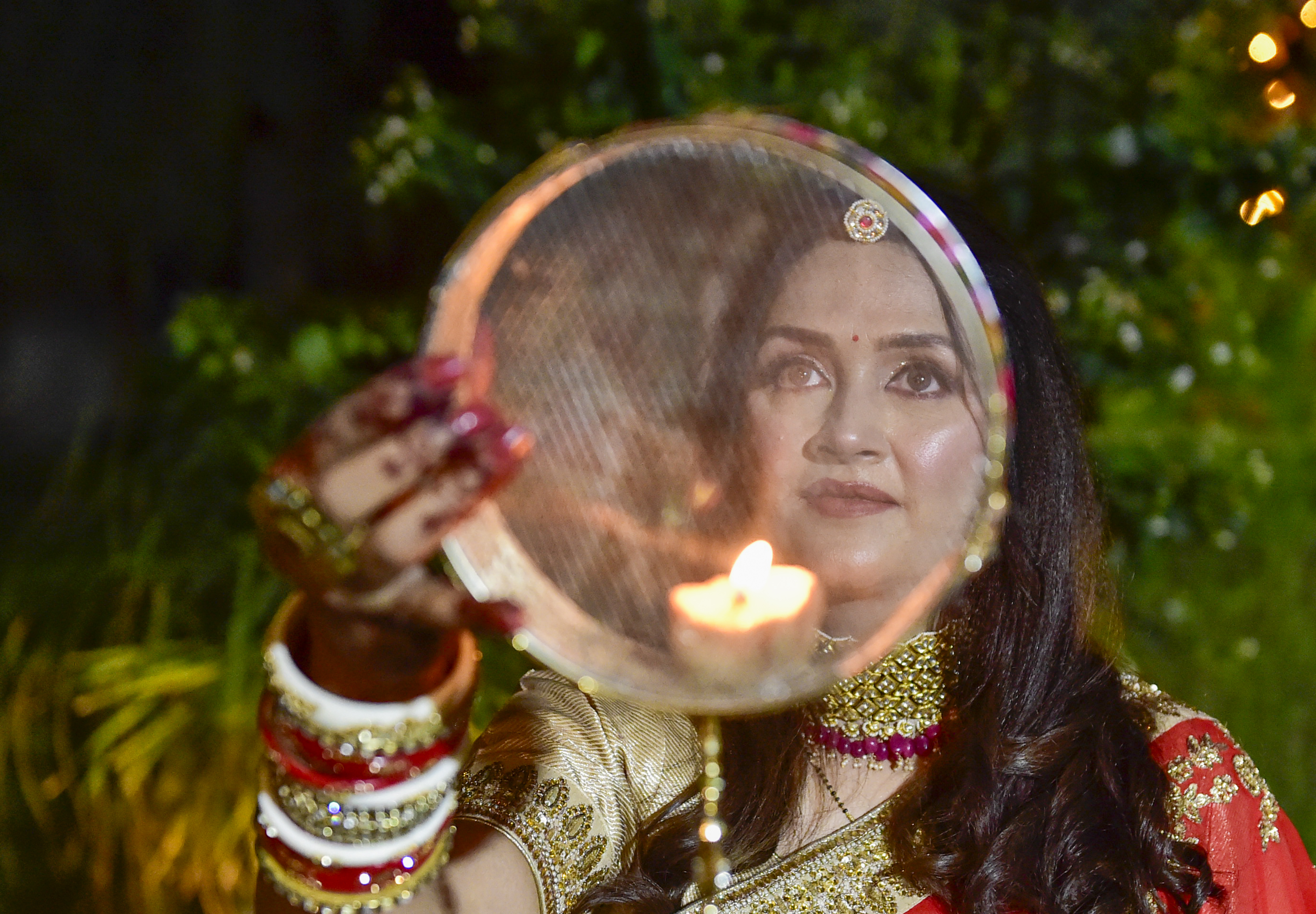 Karwa Chauth Sargi: करवा चौथ के दिन सरगी में खा लें ये चीजें, पूरे दिन रहेगी शरीर में फुर्ती