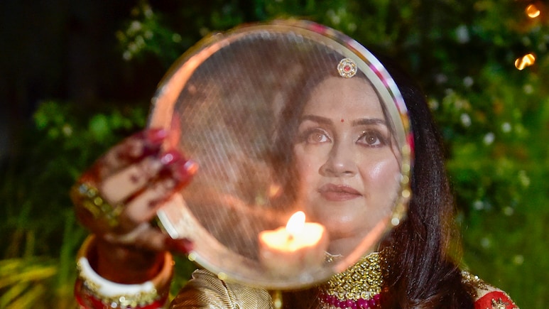 Karwa Chauth Sargi: करवा चौथ के दिन सरगी में खा लें ये चीजें, पूरे दिन रहेगी शरीर में फुर्ती