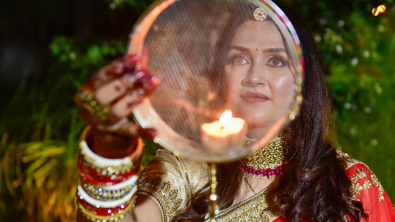 करवाचौथ पर इंस्टेंट निखार के लिए लगाएं ये 5 फेस पैक, चांद की तरह खिल उठेगा चेहरा!