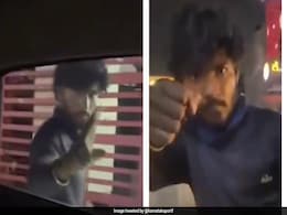 Video: Drunk Man Attempts To Break Into Woman's Car, Bengaluru Police Reacts Video: Drunk Man Attempts To Break Into Woman's Car, Bengaluru Police Reacts
