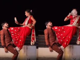 पति के गर्दन पर टांग फंसाकर बीवी ने की करवा चौथ की पूजा, लोग बोले- पति है महिषासुर नहीं पति के गर्दन पर टांग फंसाकर बीवी ने की करवा चौथ की पूजा, लोग बोले- पति है महिषासुर नहीं