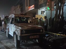 दिल्ली के मुंडका में एक शख्स की गोली मारकर हत्या, वारदात के बाद बाइक सवार बदमाश फरार दिल्ली के मुंडका में एक शख्स की गोली मारकर हत्या, वारदात के बाद बाइक सवार बदमाश फरार