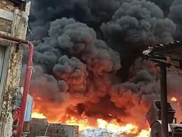 Alwar Behror Fire: बहरोड़ में प्लास्टिक पाइप बनाने वाली फैक्ट्री में लगी भीषण आग, दीवार से सटी सोसायटी के 40 फ्लैट कराए गए खाली