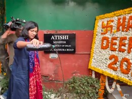 'ये तो सैंपल, टैंकर भर कर लाएंगे'... स्वाति मालीवाल ने दिल्ली की CM आतिशी के गेट पर डाला गंदा पानी 'ये तो सैंपल, टैंकर भर कर लाएंगे'... स्वाति मालीवाल ने दिल्ली की CM आतिशी के गेट पर डाला गंदा पानी