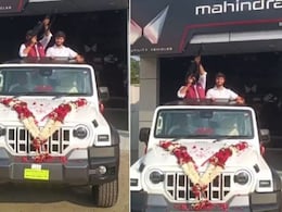 थार खरीदने की ऐसी खुशी, कि शोरूम के बाहर ही नई गाड़ी पर चढ़कर हवा में की फायरिंग, वायरल Video पर लोगों ने उठाए सवाल थार खरीदने की ऐसी खुशी, कि शोरूम के बाहर ही नई गाड़ी पर चढ़कर हवा में की फायरिंग, वायरल Video पर लोगों ने उठाए सवाल