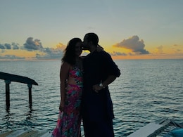 करीना कपूर ने सैफ अली खान के साथ शेयर की रोमांटिक फोटो, दीवाली सनसेट की दिखाई झलक, फैंस दे रहे हैं रिएक्शन करीना कपूर ने सैफ अली खान के साथ शेयर की रोमांटिक फोटो, दीवाली सनसेट की दिखाई झलक, फैंस दे रहे हैं रिएक्शन