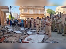 राजस्थान के बालोतरा में बड़ा हादसा, जैन समाज भवन की बालकनी गिरने से 2 लोगों की मौत राजस्थान के बालोतरा में बड़ा हादसा, जैन समाज भवन की बालकनी गिरने से 2 लोगों की मौत