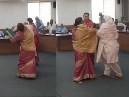 रीवा नगर निगम की बैठक में हंगामा, दो महिला पार्षदों में हुई झूमाझटकी रीवा नगर निगम की बैठक में हंगामा, दो महिला पार्षदों में हुई झूमाझटकी