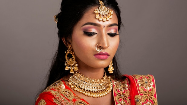 Glam Up Your Wedding Look By Styling The Modern Maang Tikka