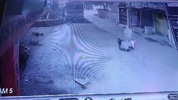 Dhamtari Theft: चोर ने ज्वेलरी शॉप से उड़ाया लाखों का सोना-चांदी, रफू चक्कर होते CCTV में हुआ कैद