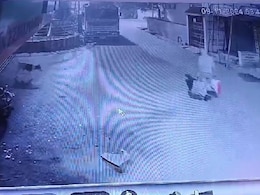 Dhamtari Theft: चोर ने ज्वेलरी शॉप से उड़ाया लाखों का सोना-चांदी, रफू चक्कर होते CCTV में हुआ कैद