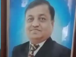 किसी फिल्मी सीन से कम नहीं है इस शोकसभा की कहानी, मरे हुए शख्स को जिंदा देख लोगों की निकल गईं चीखें किसी फिल्मी सीन से कम नहीं है इस शोकसभा की कहानी, मरे हुए शख्स को जिंदा देख लोगों की निकल गईं चीखें