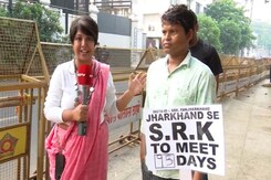SRK Birthday: Fan Waiting For 95 Days To Meet Him Says, "<i>Milke Jaaunga</i>" SRK Birthday: Fan Waiting For 95 Days To Meet Him Says, "<i>Milke Jaaunga</i>"