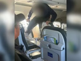 यात्री ने लात मार-मारकर तोड़ दी प्लेन की पूरी सीट, एयरलाइंस ने पुलिस के हवाले कर हमेशा के लिए लगाया बैन, देखें Video