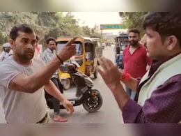 गुंडाची पत्रकाराला भररस्त्यात मारहाण, VIDEO व्हायरल गुंडाची पत्रकाराला भररस्त्यात मारहाण, VIDEO व्हायरल