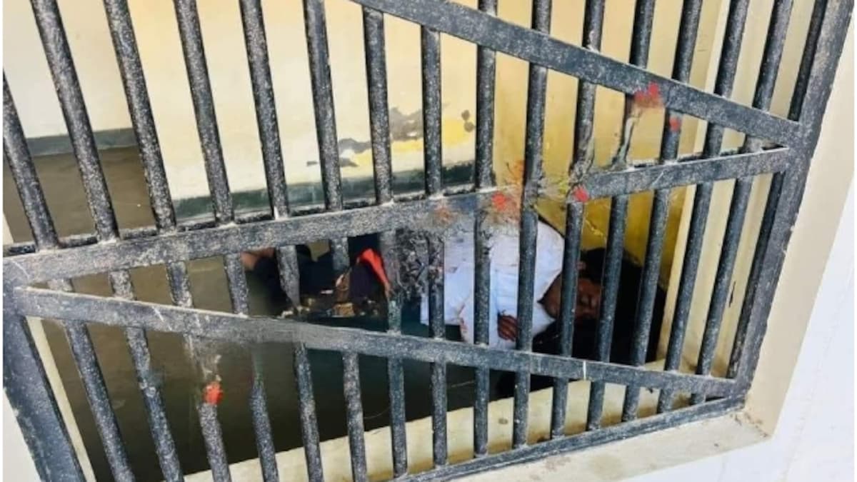 Naresh Meena Sleeping in Jail: टोंक थाने में सलाखों के पीछे सोते हुए नरेश  मीणा की तस्वीर वायरल, आज या कल होगी कोर्ट में पेशी | Picture of Naresh Meena  sleeping behind