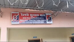 ट्रेन में महिला और बेटी का अश्लील वीडियो बना रहा था बदमाश, यात्रियों ने पकड़कर पुलिस को सौंपा